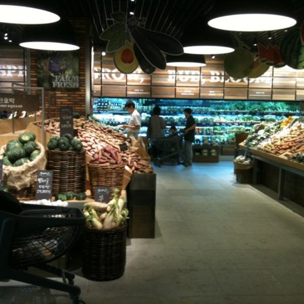 Photo taken at SSG FOOD MARKET by Yoon L. on 7/8/2012-首尔特别市江南区清潭洞442号 SSG食品超市 Photo taken at SSG FOOD MARKET by Yoon L. on 7/8/2012