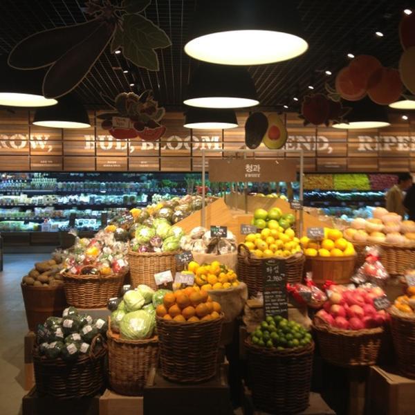 Photo taken at SSG FOOD MARKET by Kangshin L. on 11/4/2012-首尔特别市江南区清潭洞442号 SSG食品超市 Photo taken at SSG FOOD MARKET by Kangshin L. on 11/4/2012