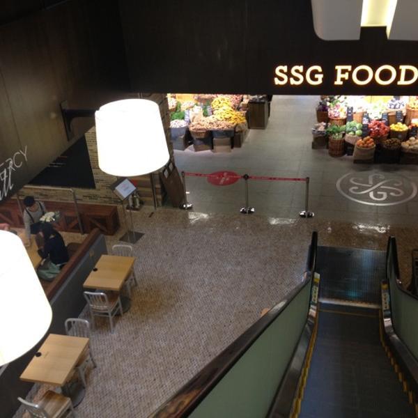 Photo taken at SSG FOOD MARKET by SeongHyun A. on 9/8/2012-首尔特别市江南区清潭洞442号 SSG食品超市 Photo taken at SSG FOOD MARKET by SeongHyun A. on 9/8/2012