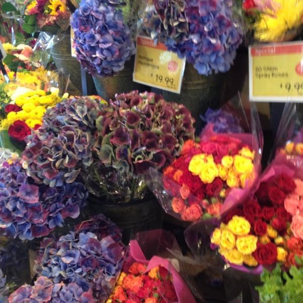 Photo taken at Whole Foods Market by EdzizleMizzle on 8/30/2012-康涅狄格西哈特福德雷蒙路50(新街与艾沙姆街间) Photo taken at Whole Foods Market by EdzizleMizzle on 8/30/2012