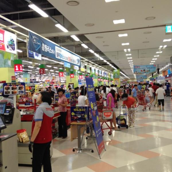 Photo taken at 홈플러스 / Home Plus by titicacajjui on 7/1/2012-庆尚南道金海市2078 Photo taken at 홈플러스 / Home Plus by titicacajjui on 7/1/2012