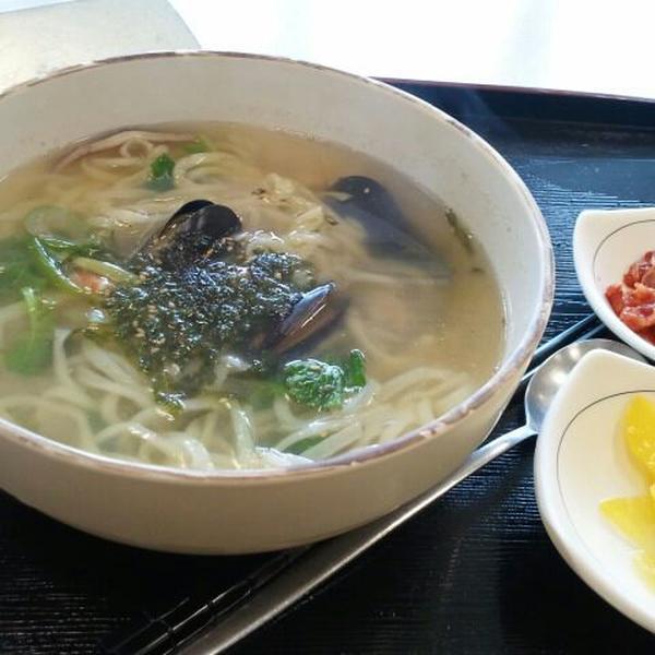 Photo taken at 롯데마트 (LOTTE Mart) by Rae P. on 2/26/2012