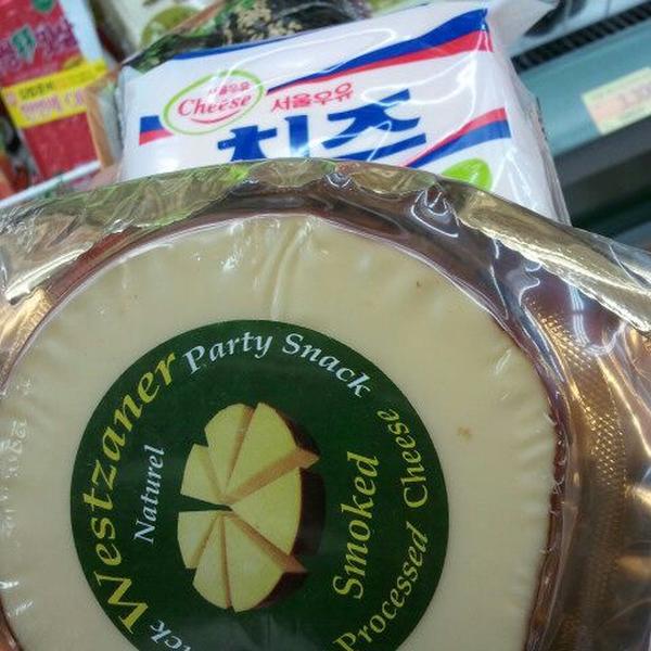 Photo taken at 롯데마트 (LOTTE Mart) by Heeseong L. on 2/29/2012