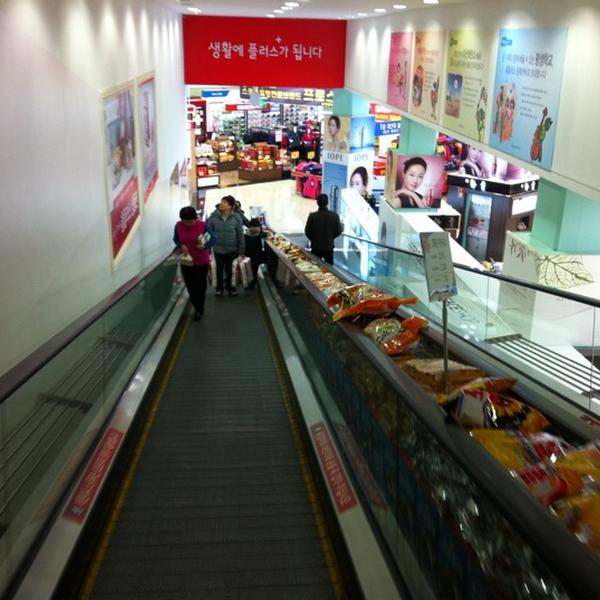 Photo taken at 홈플러스 (Home Plus) by 김 재. on 2/21/2012-全北全州完山区170号 Photo taken at 홈플러스 (Home Plus) by 김 재. on 2/21/2012