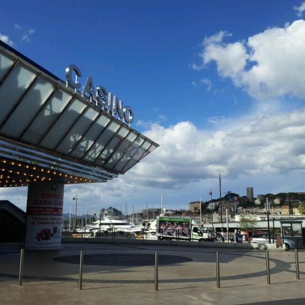 Photo taken at Casino Barriere les Princes - Le Croisette by Markus F. on 9/2/2012-法国普罗旺斯阿尔卑斯戛纳海滨大道 Photo taken at Casino Barriere les Princes - Le Croisette by Markus F. on 9/2/2012