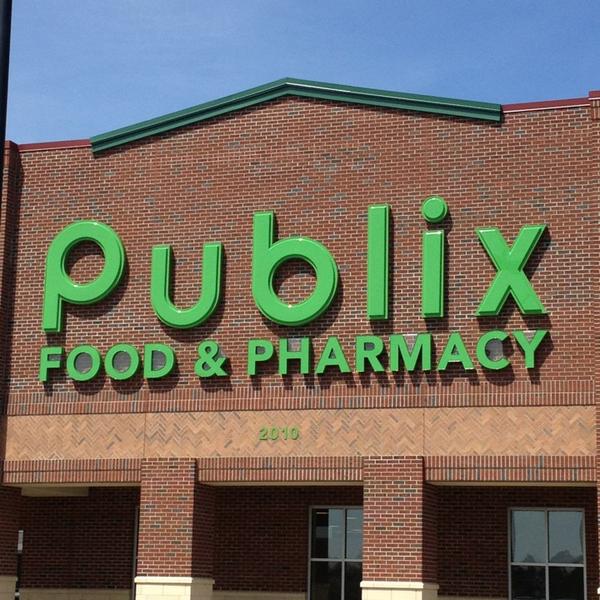 Photo taken at Publix Super Market at Northshore Town Center by @jason_ on 4/2/2013-美国田纳西州诺克斯维尔镇中心大道2010 Photo taken at Publix Super Market at Northshore Town Center by @jason_ on 4/2/2013