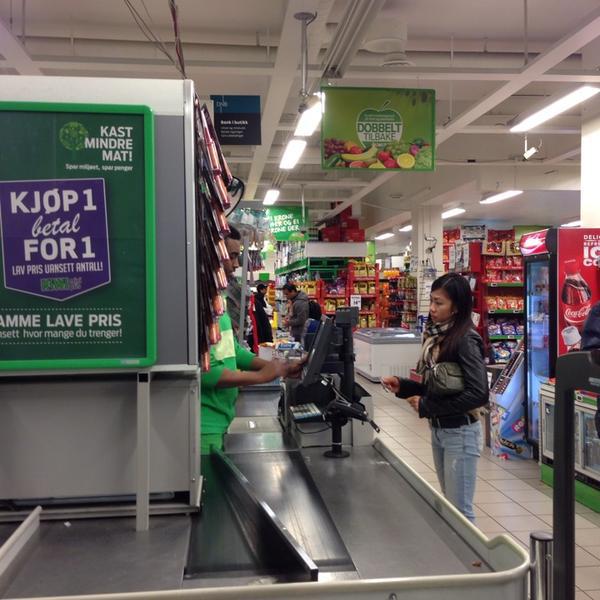 Photo taken at Kiwi by Honeylee R. on 4/16/2014