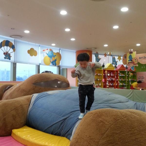 Photo taken at 롯데마트 (LOTTE Mart) by Yeong-seok K. on 5/6/2014