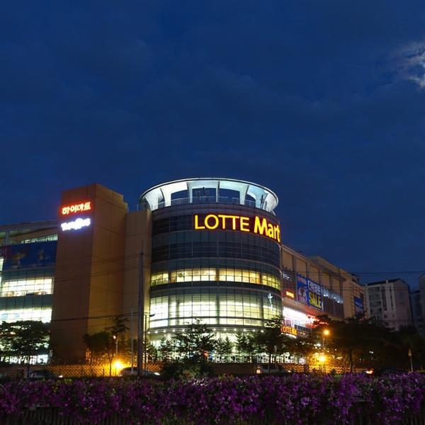 Photo taken at 롯데마트 (LOTTE Mart) by Jongchul S. on 8/7/2014-京畿道龙仁器兴区金山116乐天超市 Photo taken at 롯데마트 (LOTTE Mart) by Jongchul S. on 8/7/2014