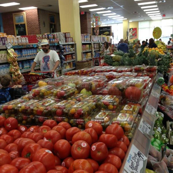 Photo taken at Trader Joe's by Stuart H. on 6/23/2013-美国加利福尼亚州洛杉矶藤街1600 Photo taken at Trader Joe's by Stuart H. on 6/23/2013