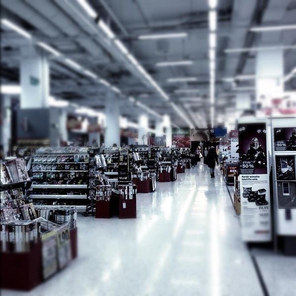 Очень удобно перекусить. Покупаете всё что хотите в магазине. Начиная от печенек и заканчивая полуфабрикатами. Оплачиваете в кафе в магазине, разогреваете еду и садитесь кушать за удобные столики.