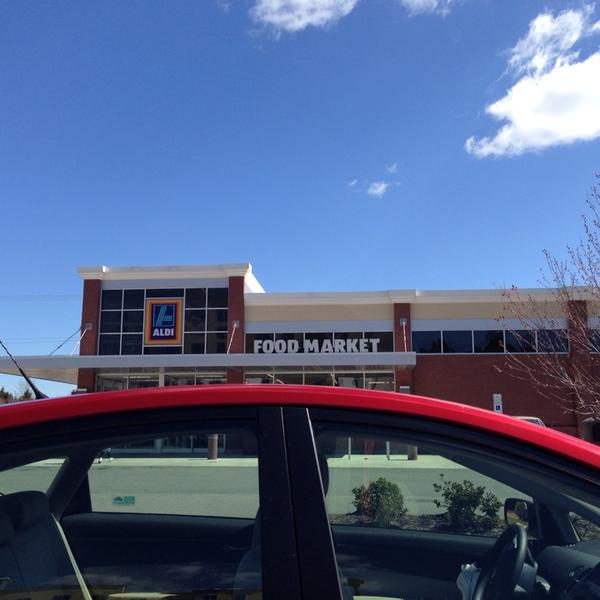 Photo taken at Aldi by Amy J. on 3/13/2014-北卡罗来纳27713 德罕 卡罗来纳751高速公路北(在我40号出口274)7906号 Photo taken at Aldi by Amy J. on 3/13/2014