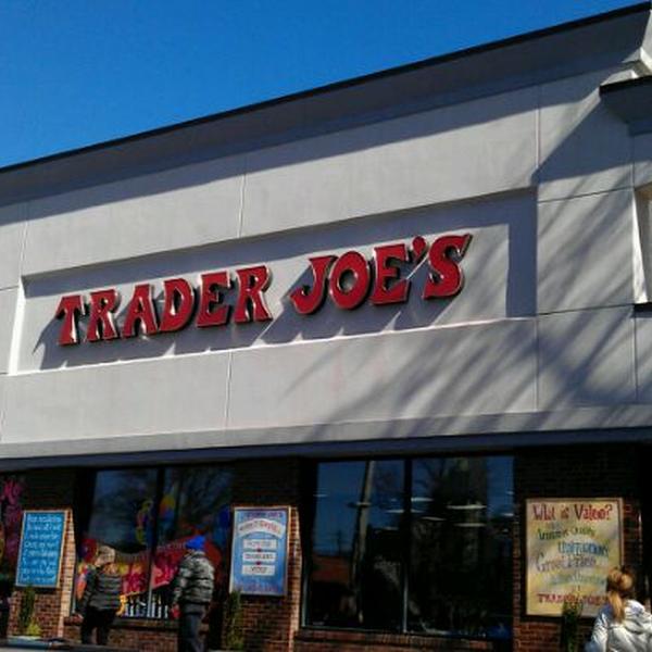 Photo taken at Trader Joe's by Dr. Anissa R. on 2/12/2012-佐治亚州亚特兰大梦露博士东北931(在第八街东北) Photo taken at Trader Joe's by Dr. Anissa R. on 2/12/2012
