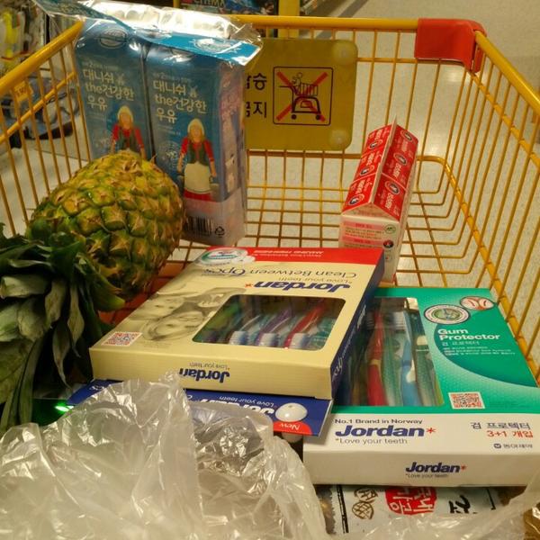 Photo taken at 이마트 / E-Mart by Manwoong L. on 8/16/2013-首尔特别市机场74易买得超市 Photo taken at 이마트 / E-Mart by Manwoong L. on 8/16/2013