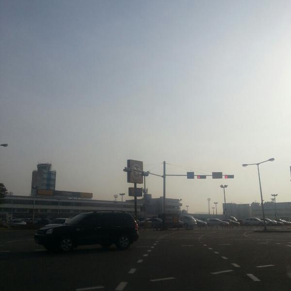 Photo taken at 이마트 / E-Mart by Jun on 4/21/2013