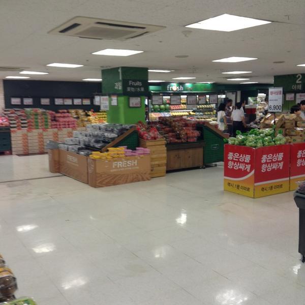 Photo taken at 이마트 / E-Mart by Kimihiro M. on 7/25/2013-首尔特别市机场74易买得超市 Photo taken at 이마트 / E-Mart by Kimihiro M. on 7/25/2013