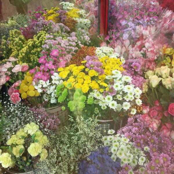 Photo taken at 이마트 / E-Mart by JH L. on 5/16/2013