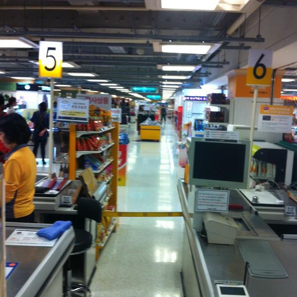 Photo taken at 이마트 / E-Mart by Naoyasu A. on 10/16/2013-首尔特别市机场74易买得超市 Photo taken at 이마트 / E-Mart by Naoyasu A. on 10/16/2013