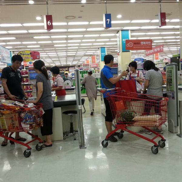 Photo taken at 롯데마트 (LOTTE Mart) by Seungchul L. on 6/16/2013