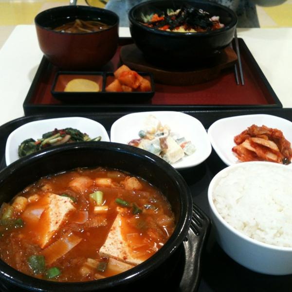 Photo taken at 롯데마트 (LOTTE Mart) by YouSung J. on 2/18/2012
