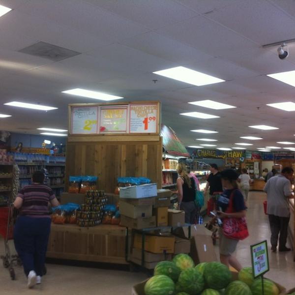 Photo taken at Trader Joe's by Anthony F. on 7/6/2012-美国新泽西州韦斯特菲尔德榆树街155 Photo taken at Trader Joe's by Anthony F. on 7/6/2012