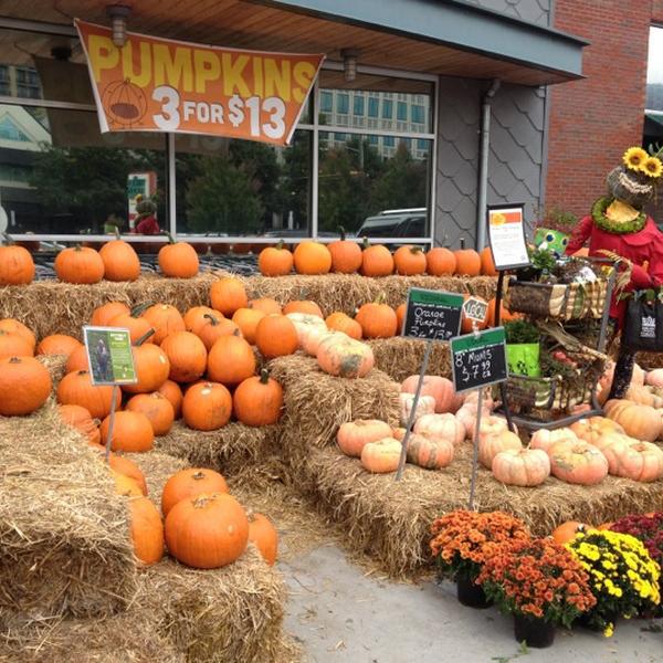 Photo taken at Whole Foods Market by Aaron A. on 10/12/2012-佐治亚州亚特兰大市百步码头路西北(在安德鲁斯西北)77 Photo taken at Whole Foods Market by Aaron A. on 10/12/2012