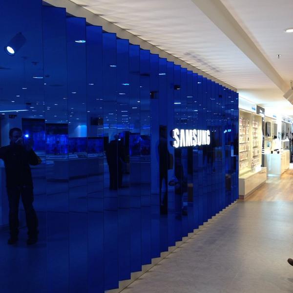 Photo taken at El Corte Inglés (Electrónica, Música, Libros) by Oscar P. on 12/5/2013