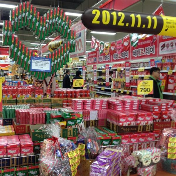 Photo taken at 홈플러스 (Home plus) by Mia S. on 11/7/2012-京畿道安养市东安区162 Photo taken at 홈플러스 (Home plus) by Mia S. on 11/7/2012