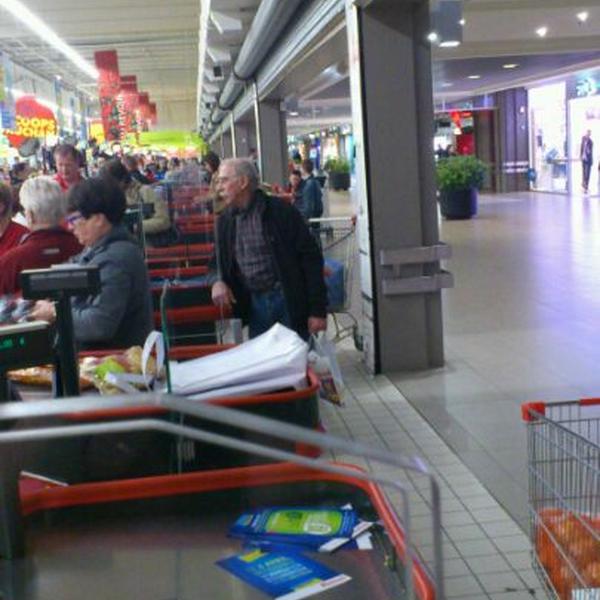 Photo taken at Auchan by Cindy R. on 3/23/2012-法国皮卡第亚眠巴黎杜里路 Photo taken at Auchan by Cindy R. on 3/23/2012