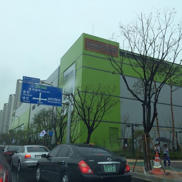 Photo taken at 이마트 트레이더스 (E-MART TRADERS) by eAsTiN S. on 8/14/2014-京畿道水原市灵通区三星2易买得超市 Photo taken at 이마트 트레이더스 (E-MART TRADERS) by eAsTiN S. on 8/14/2014