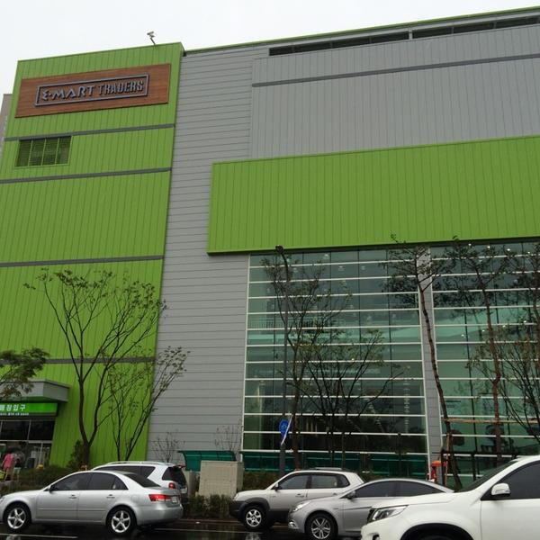 Photo taken at 이마트 트레이더스 (E-MART TRADERS) by eAsTiN S. on 8/14/2014-京畿道水原市灵通区三星2易买得超市 Photo taken at 이마트 트레이더스 (E-MART TRADERS) by eAsTiN S. on 8/14/2014