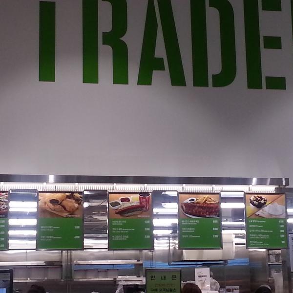 Photo taken at 이마트 트레이더스 (E-MART TRADERS) by Jiyeon H. on 8/26/2014-京畿道水原市灵通区三星2易买得超市 Photo taken at 이마트 트레이더스 (E-MART TRADERS) by Jiyeon H. on 8/26/2014