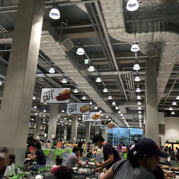 Photo taken at 이마트 트레이더스 (E-MART TRADERS) by Amy K. on 8/14/2014-京畿道水原市灵通区三星2易买得超市 Photo taken at 이마트 트레이더스 (E-MART TRADERS) by Amy K. on 8/14/2014