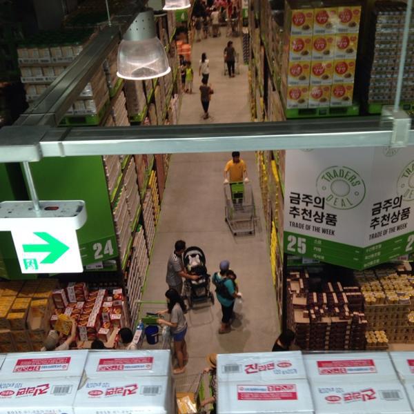 Photo taken at 이마트 트레이더스 (E-MART TRADERS) by Yu K. on 8/17/2014-京畿道水原市灵通区三星2易买得超市 Photo taken at 이마트 트레이더스 (E-MART TRADERS) by Yu K. on 8/17/2014