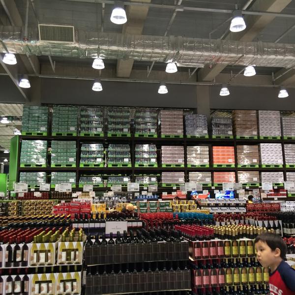 Photo taken at 이마트 트레이더스 (E-MART TRADERS) by eAsTiN S. on 8/17/2014-京畿道水原市灵通区三星2易买得超市 Photo taken at 이마트 트레이더스 (E-MART TRADERS) by eAsTiN S. on 8/17/2014