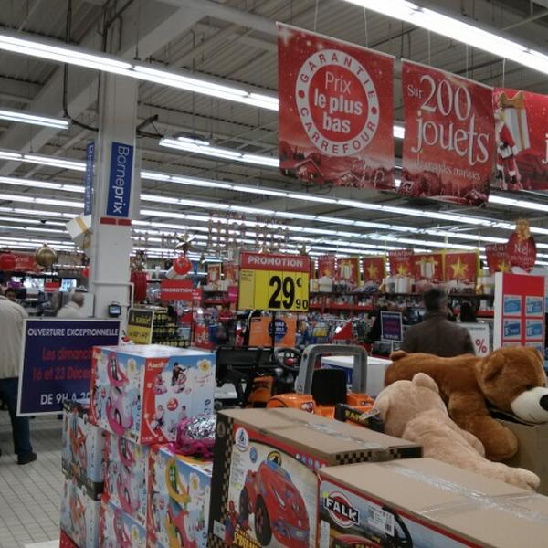 Photo taken at Carrefour by Hagen G. on 12/15/2012