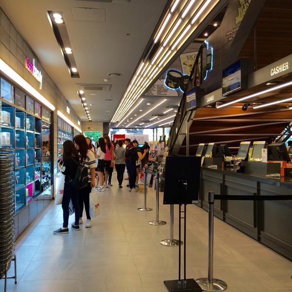 Photo taken at 올리브영 (OLIVE YOUNG) Lifestyle Experience Center by Young Jun K.-首尔特别市中区明洞53号总店OliveYoung美妆店 Photo taken at 올리브영 (OLIVE YOUNG) Lifestyle Experience Center by Young Jun K.