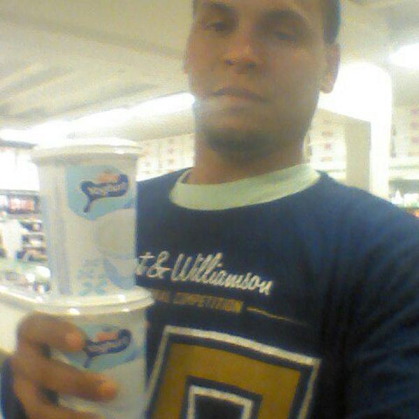 Photo taken at Kiwi by Algelys P. on 8/24/2013