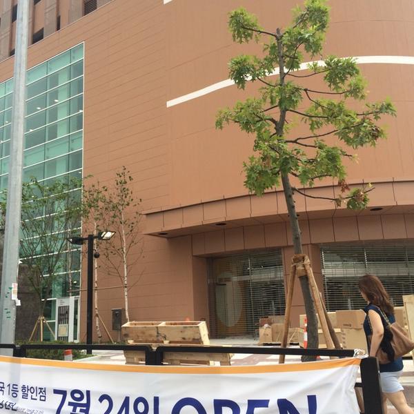 Photo taken at 이마트 (e-mart) by 경남 서. on 7/16/2014-京畿道高阳市一山区237易买得超市 Photo taken at 이마트 (e-mart) by 경남 서. on 7/16/2014