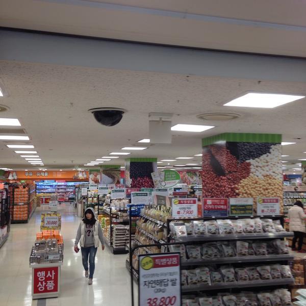 Photo taken at 롯데마트 (LOTTE Mart) by 상근 류. on 3/17/2015