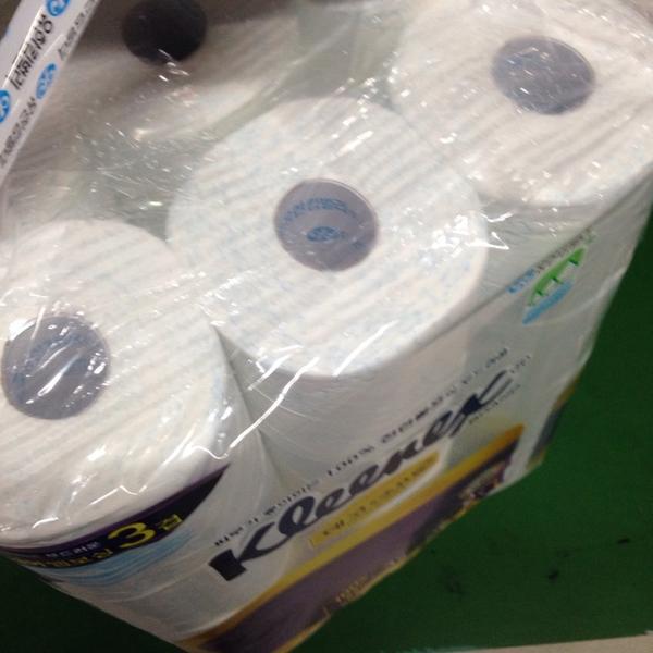 Photo taken at 롯데마트 (LOTTE Mart) by 상근 류. on 11/9/2014