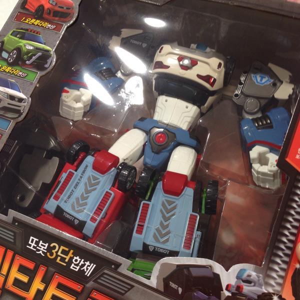 Photo taken at 롯데마트 (LOTTE Mart) by J.w L. on 12/9/2014