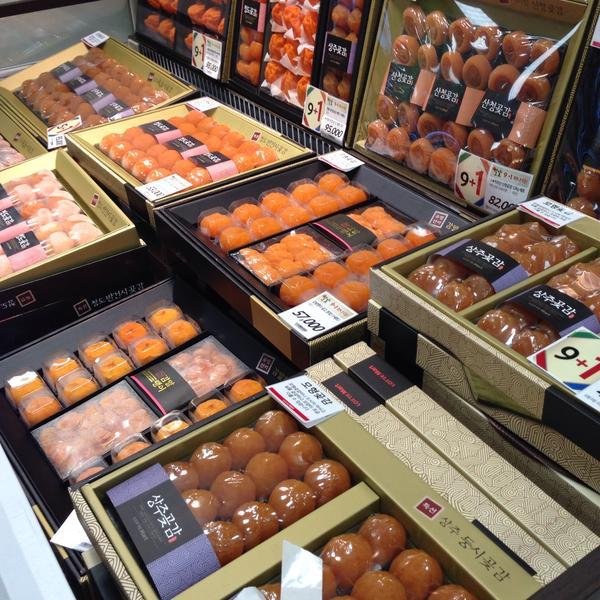 Photo taken at 롯데마트 (LOTTE Mart) by 상근 류. on 2/17/2015