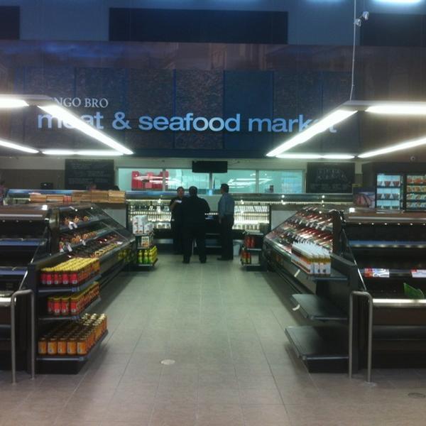 Photo taken at Longo's by Lilly M. on 8/26/2012-加拿大多伦多莱尔德街道93 Photo taken at Longo's by Lilly M. on 8/26/2012