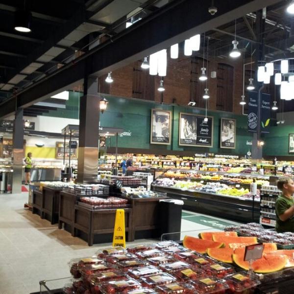 Photo taken at Longo's by Satinder S. on 8/23/2012-加拿大多伦多莱尔德街道93 Photo taken at Longo's by Satinder S. on 8/23/2012