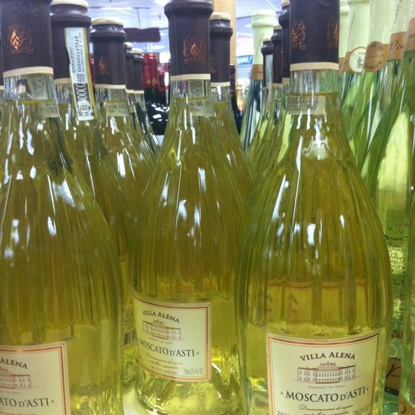 Photo taken at Trader Joe's by Lisa N. on 1/3/2014-美国加利福尼亚州亨廷顿比奇阿尔冈金街16821 Photo taken at Trader Joe's by Lisa N. on 1/3/2014