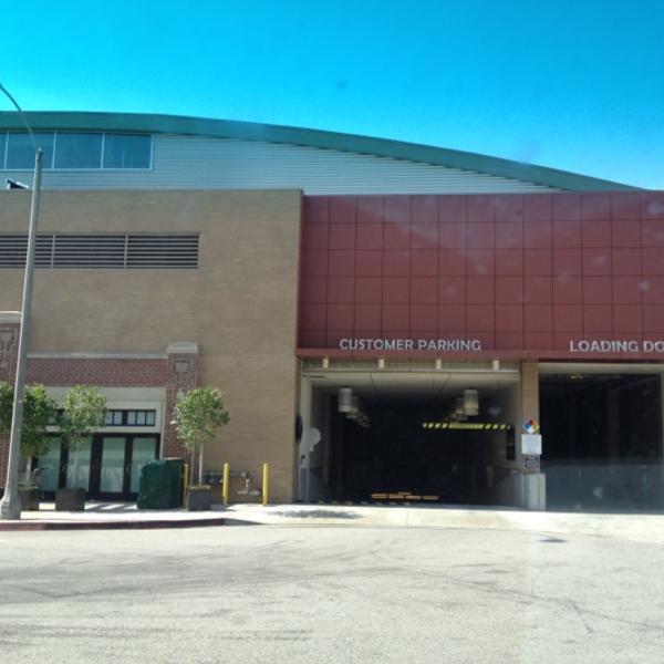 Photo taken at Whole Foods Market by Edward L. on 5/17/2012-加利福尼亚州帕萨迪纳小阿罗约PKWY465 Photo taken at Whole Foods Market by Edward L. on 5/17/2012