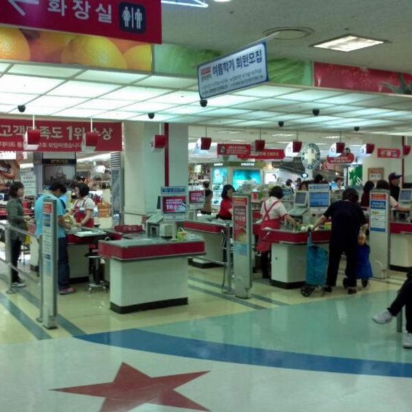 Photo taken at 롯데마트 (LOTTE Mart) by Changgul J. on 5/11/2012