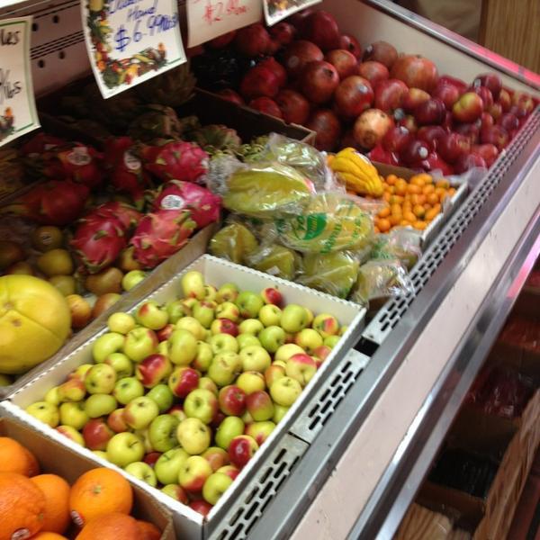 Photo taken at Trader Joe's by Raya J. on 2/28/2013-加利福尼亚州谢尔曼奥克斯黑泽汀大道滨江路14119号 Photo taken at Trader Joe's by Raya J. on 2/28/2013