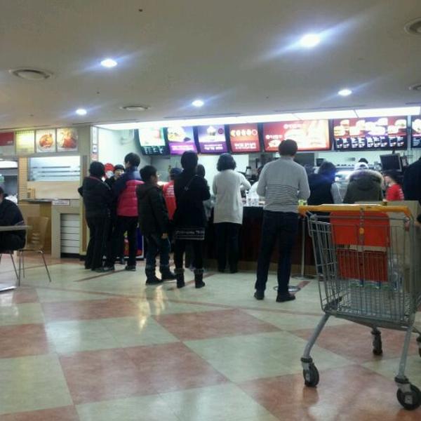 Photo taken at 이마트 (e-mart) by Jeong D. on 2/12/2012